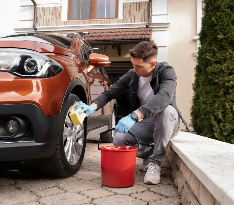 Lavage auto à domicile Esquay-Notre-Dame : professionnel intervenant sur un véhicule